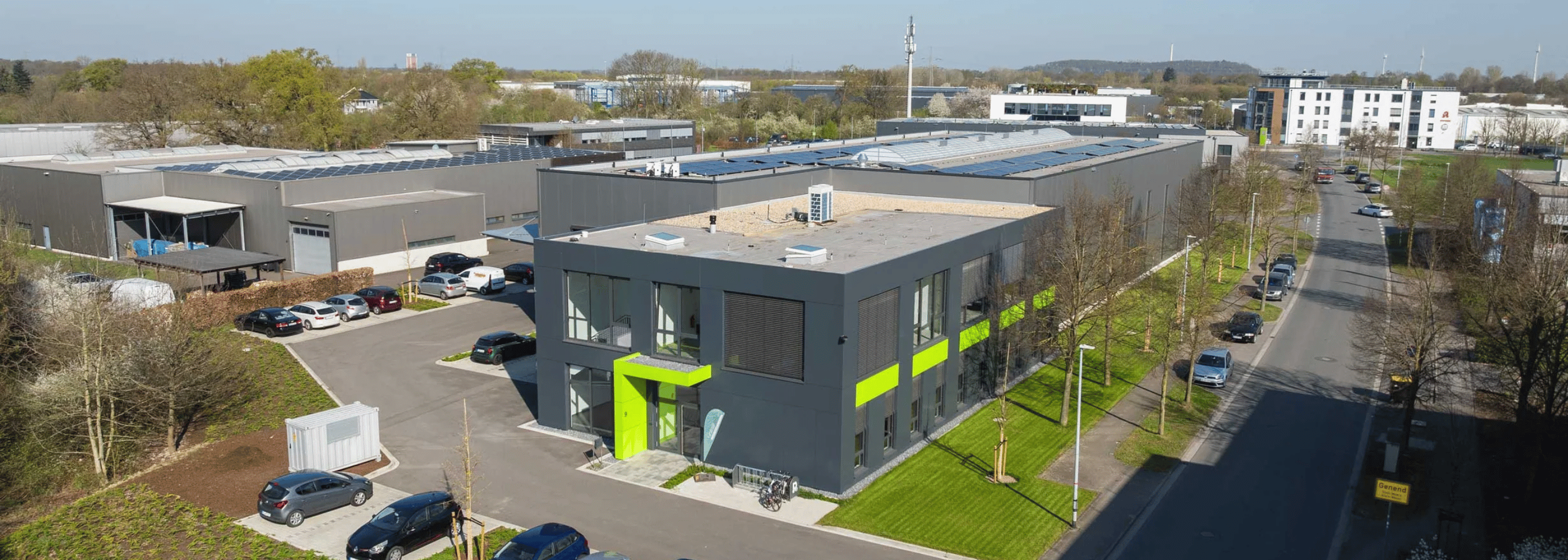 Produktionsgelände der Firma Tassenmitlogo.de. Man sieht auch die umgehende Straße und die Parkplätze.