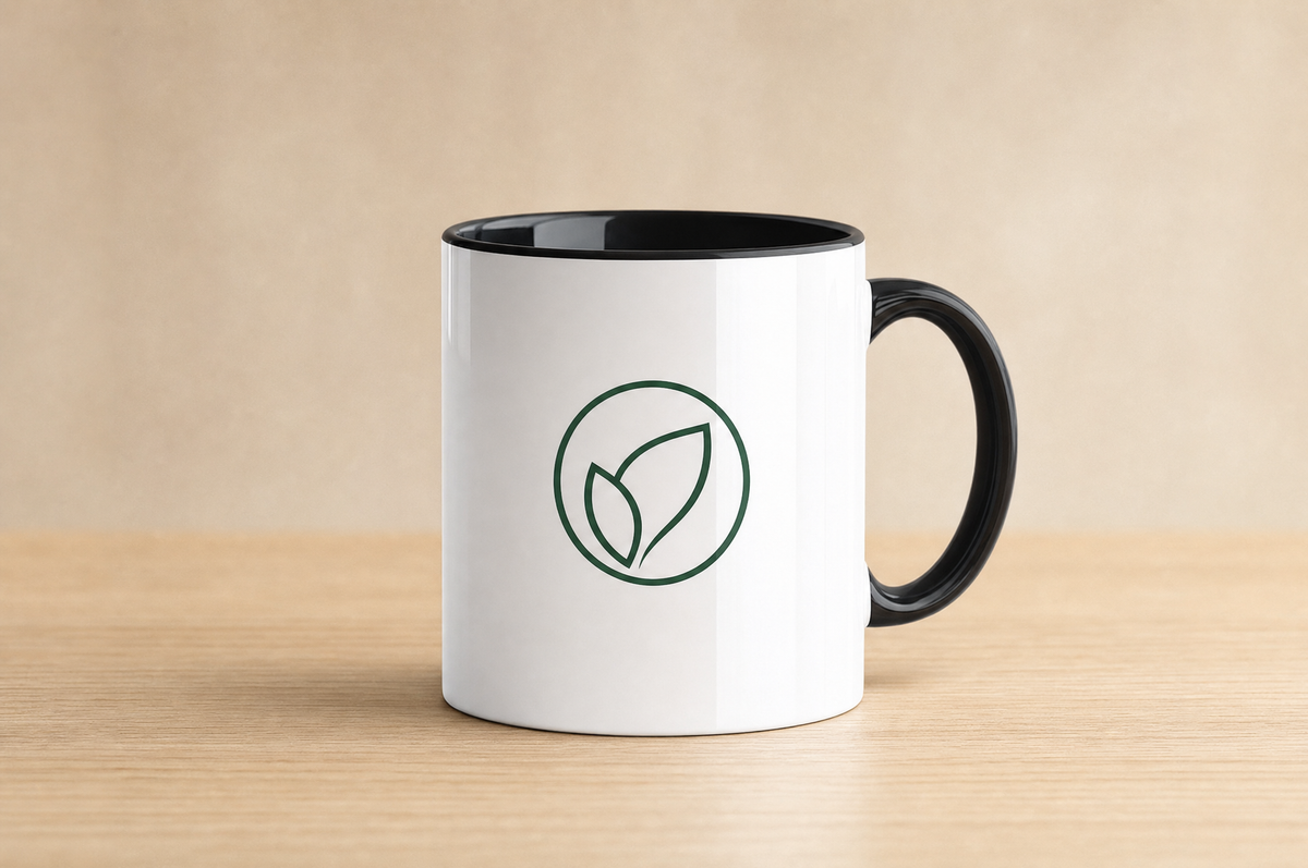 Einfarbiges Logo im Druck auf der weißen Tasse