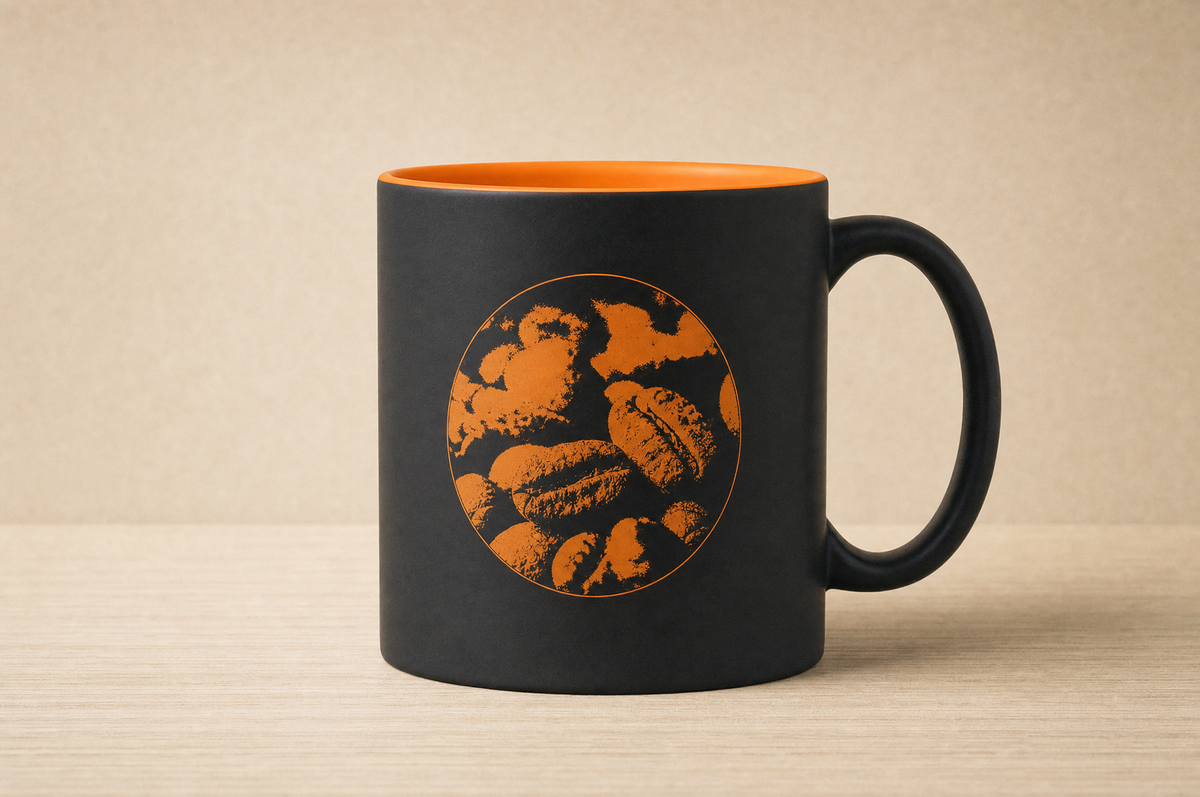Foto als Lasergravur auf der matt schwarzen Tasse