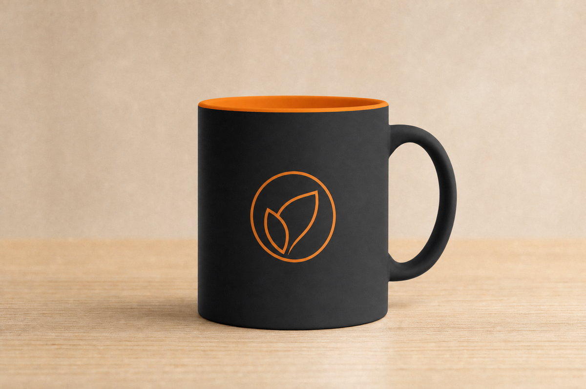 Einfarbiges Logo als Lasergravur auf der matt schwarzen Tasse