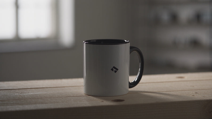 Drei Nahaufnahmen der bedruckten Tasse mit schwarzem und tuerkisem Henkel und abstrakter Beispielmarke