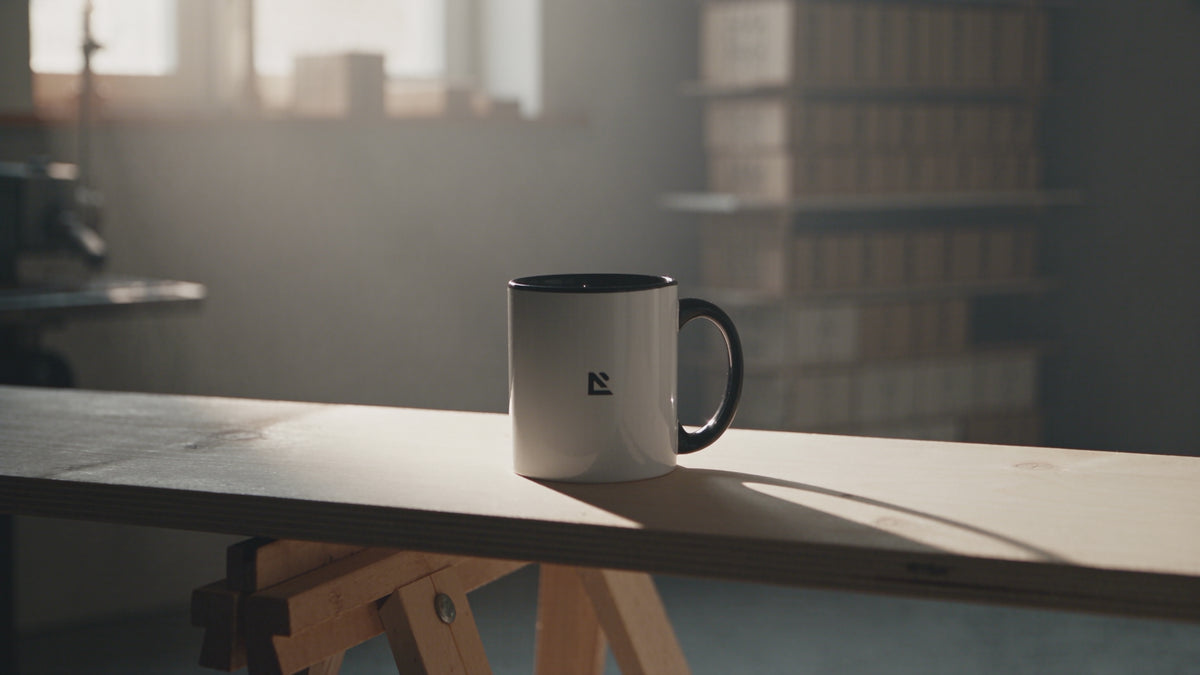 Sechs Szenen aus der Werkstatt mit den drei echten Tassenmodellen: bedruckte Tasse, Lasergravur, Steingut-Tasse, Kaffee, drei Tassen nebeneinander, fertig gepackter Karton