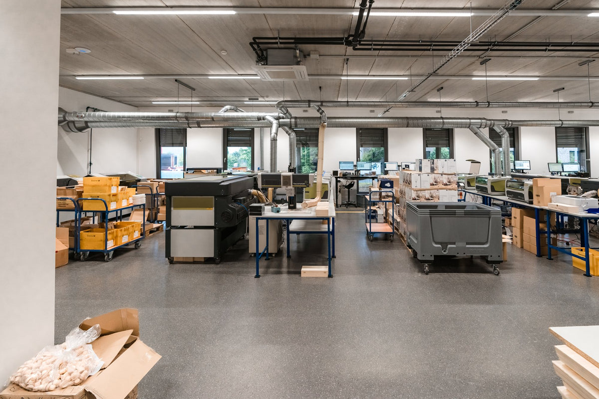 Blick in die Produktionshalle in Neukirchen-Vluyn mit Arbeitsplaetzen, Maschinen und Rollwagen